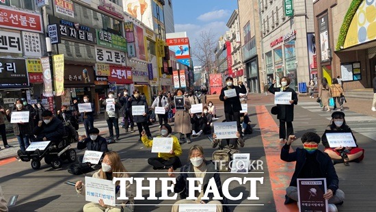 8일 오후 대구 중구 동성로 대구백화점 앞 광장에서 고(故) 변희수 육군 하사 추모 및 생존권 보장을 촉구하기 위해 성 소수자들이 한자리에 모였다./대구=이성덕