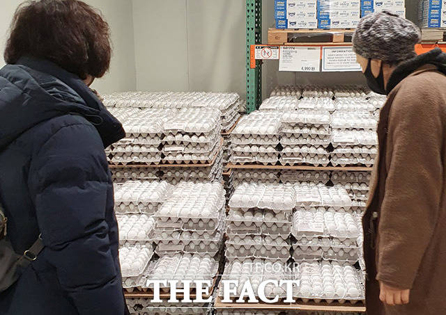 지난 1월 한국의 밥상물가 상승률이 OECD 회원국 중 4위를 기록했다. 사진은 서울 시내 한 대형마트에서 AI(조류인플루엔자) 확산으로 급등한 계란 가격 안정화를 위해 수입된 미국산 계란이 판매되고 있는 모습. /남용희 기자
