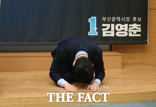4·7 부산시장 보궐선거를 30일 앞둔 8일 더불어민주당 김영춘 후보가 부산시의회 브리핑룸에서 기자회견을 갖고 오거돈 성추행으로 치러지는 이번 보선에 대한 사죄의 의미로 큰절을 올렸다. /부산=조탁만 기자