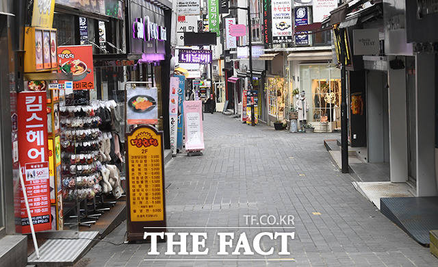 코로나19 팬데믹 여파에 지난해 한국을 찾은 외국인 관광객이 한 달에 1만 명도 되지 않았다. 사진은 지난해 11월 한산한 명동거리 모습. /더팩트 DB