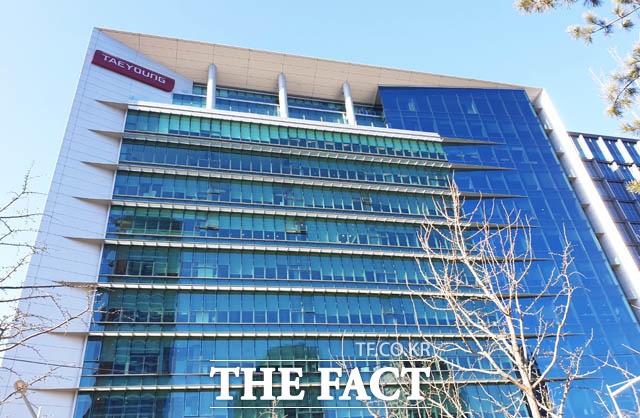 지난해 건설사 시공능력평가 13위에 이름을 올린 태영건설은 중견건설업계에서는 단연 높은 연봉으로 채용시장에서 인기를 누리고 있다. 사진은 서울 영등포구 여의도동 소재 태영건설 사옥 /윤정원 기자
