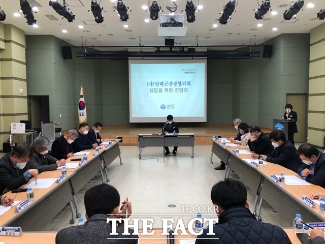 남해군이 민간 관광협의회 설립을 위한 간담회를 열고 있다. /남해군 제공