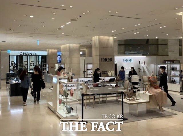 2030세대가 백화점 명품 소비의 큰손으로 떠오르고 있다. 사진은 서울 시내 한 백화점의 명품관 모습. /더팩트 DB