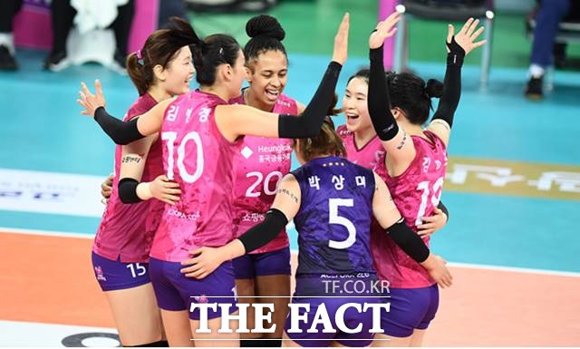 9일 오후 7시 인천계양체육관에서 열리는 2020-21시즌 V리그 여자부 흥국생명(홈)-현대건설(원정)전를 대상으로 한 배구토토 매치 32회차 투표율 중간집계 결과, 참가자들은 홈팀 흥국생명의 근소한 우세를 예상하는 것으로 나타났다./KOVO 제공