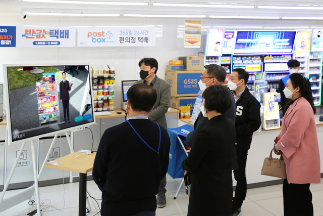 GS리테일은 8일 업계 최초로 증강현실 기술은 적용한 경영주 컨설팅 시스템 GS25 e룸 앱을 구성했다고 밝혔다. /GS리테일 제공