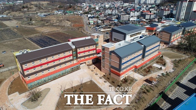 기숙형 거점학교로 새단장을 마친 산청중학교 전경. /산청군 제공