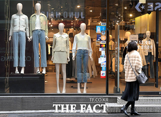 포근한 날씨를 보이는 20일 서울 중구 명동거리에서 한 시민이 봄옷으로 갈아입은 쇼윈도 마네킹을 바라보고 있다./이선화 기자