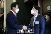  악수하는 오세훈-안철수 [포토]