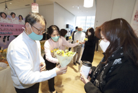  구현모 KT 대표, '세계 여성의 날' 맞아 임직원에게 꽃 전달