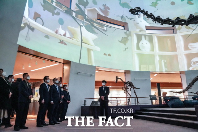 9일 목포자연사박물관이 리뉴얼 공사로 새로운 모습으로 단장하고 문을 열었다. 이날 재관식에 참석한 김종식 시장을 비롯한 참석자들에게 달라진 공룡알 둥지화석관에서 생활도자박물관 김보성 팀장이 설명하고 있다./목포시 제공