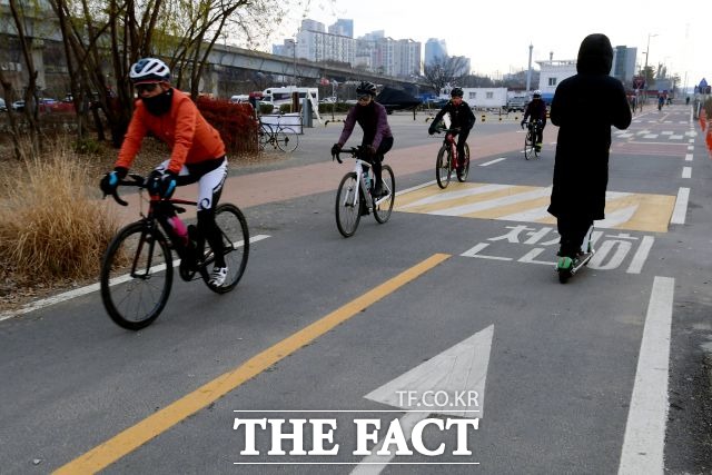 시는 도심부 녹색교통진흥지역 내 조성된 자전거도로를 중심으로 저속 지정차로제 시범사업을 검토한다. /이선화 기자