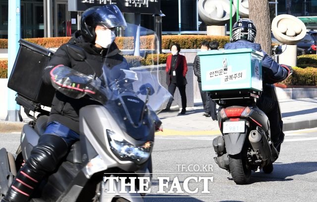 업계에서는 요기요 인수 후보로 국내 유통 대기업을 비롯해 네이버I, 카카오 등 IT 기업 등이 거론된다. /이새롬 기자