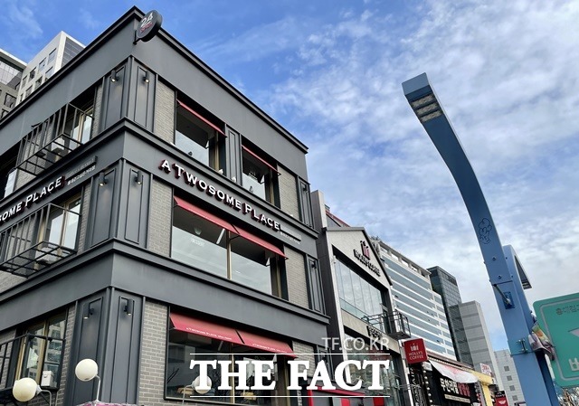 투썸플레이스는 9일 코로나19 위기 극복을 위해 전국 가맹점에 원재료 구매 지원금과 방역물품을 지원한다고 밝혔다. /이민주 기자