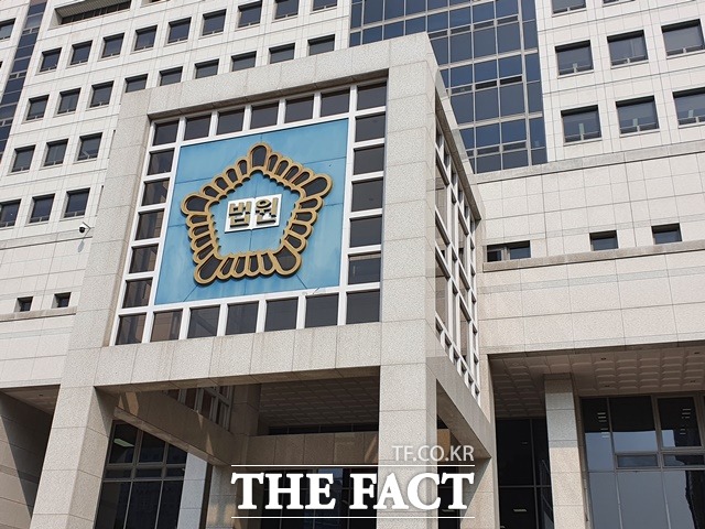 대전지법 형사11부(박헌행 부장판사)는 9일 오후 2시 월성 원전 1호기 의혹 국장급 A 씨와 서기관 B 씨, 과장급 C 씨 등 산업부 공무원 3명의 공용전자기록 등 손상·감사원법 위반·방실침입 혐의 사건 첫 공판준비기일을 열었다. /송주원 기자