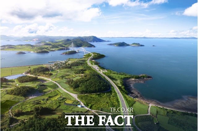 해상교량과 해저터널로 잇는 총연장 13.5km 국도77호선 1공구(신안 압해~목포 율도)와 2공구(목포 달리도~해남 화원)가 2021년 9월 착공을 앞두고 있다. 전액 국비 4,820억원 총 사업비로 진행되는 구간 연결공사는 예비타당성 조사가 면제된 국가균형발전 프로젝트 사업이다. 국도 77호선 조감도./목포시 제공