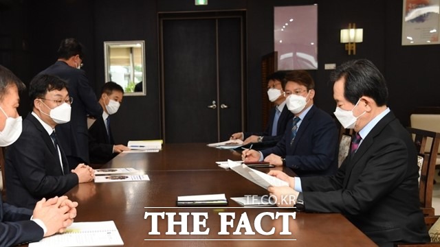 10일 정세균 국무총리가 장영수 장수군수가 건의한 동부권 비대면 농산물유통 시범사업과 농산물 스마트 융복합타운 조성 사업 자료를 살펴보고 있다. /장수군 제공