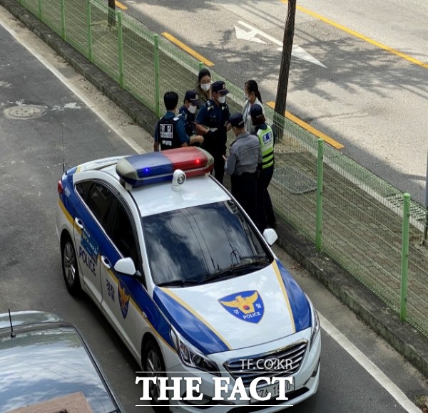 구미경찰서는 신호위반 차량을 조사하다 불법체류 외국인 2명을 긴급체포했다. 사진은 기사 내용과 관계 없음./더팩트DB