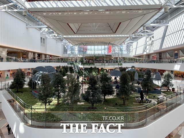 코로나19 여파로 지난해 부진한 성적표를 받아든 백화점업계는 더현대 서울의 성공으로 업계 매출 순위가 달라질 수 있다는 관측도 나온다. 사진은 더현대 서울 5~6층에 있는 사운즈 포레스트 모습. /한예주 기자