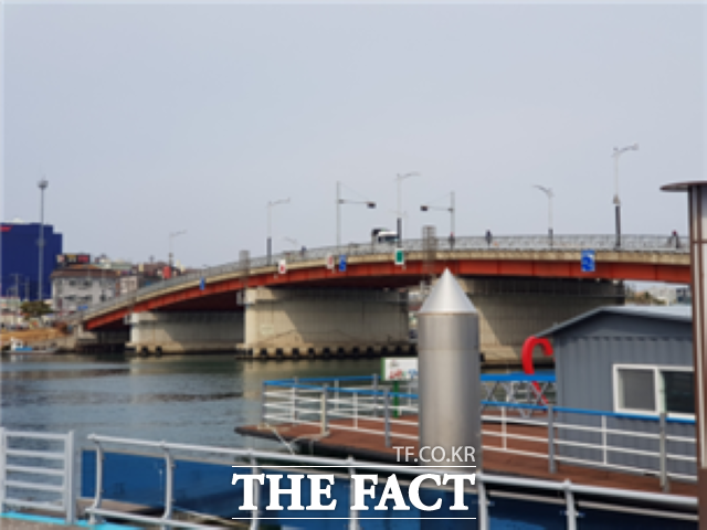 포항지방해양수산청은 오는 15일부터 내달 30일까지 관내 4곳 동빈큰다리, 송도교, 송림교, 해도교를 대상으로 해상 교량표지의 야간 및 주간 기능상태, 경관조명 운영시간 등 안전관리 상태에 대해 특별 안전점검을 실시한다./포항지방해양수산청 제공