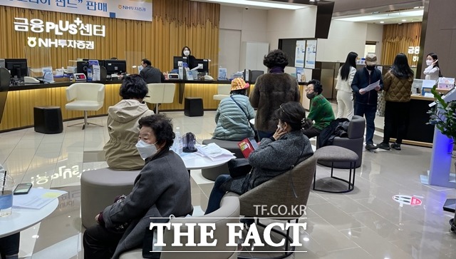 10일 증권업계에 따르면 이날 오전 11시경 SK바이오사이언스의 청약 증거금이 33조 원을 넘어섰다. 사진은 지난 8일 NH투자증권 여의도 본사 영업점. /박경현 기자