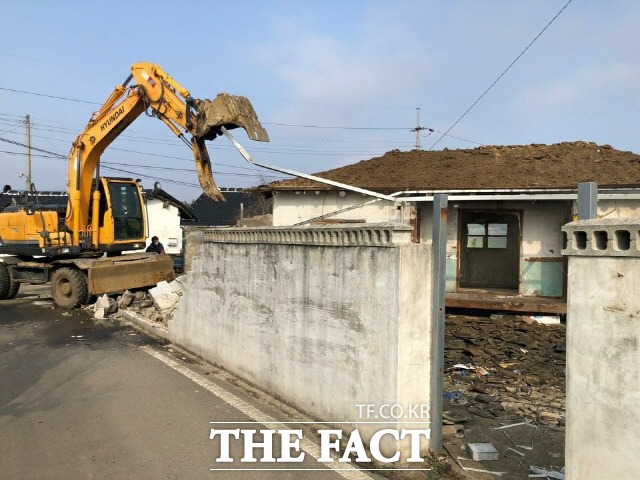 구례군이 연차사업으로 추진해온 빈집 철거사업에 올해부터 동당 50만원을 상향해서 150원까지 지원한다. 올해도 20동을 철거대상으로 선정, 시행할 계획이다. / 구례군 제공