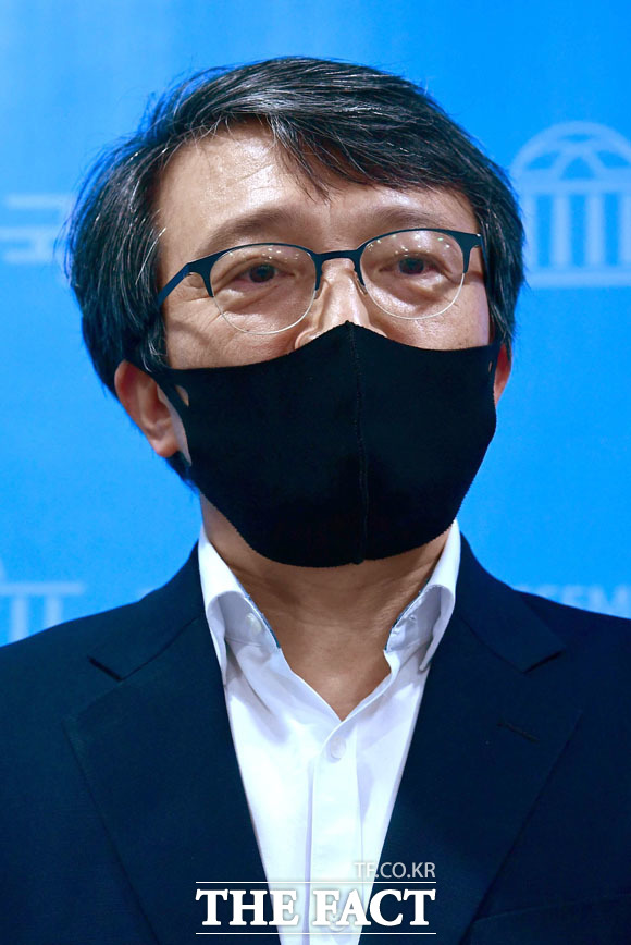 김의겸 전 청와대 대변인은 10일 서울시장 후보 단일화와 관련해 여권의 후보 단일화는 통의 크기를 가늠할 수 없지만, 야권은 맥주잔 보다 작다며 평가 절하했다. 지난 3일 국회 소통관에서 기자회견을 가진 뒤 취재진의 질문에 답하는 김 전 대변인. /남윤호 기자