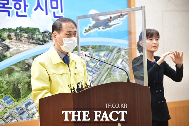 정준석 진주시 부시장이 10일 코로나19 관련 브리핑을 하고 있다. /진주시 제공