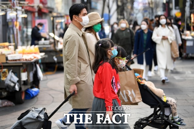 목요일인 오늘(11일)은 전국에 구름이 많겠다. 아침 최저기온은 -2∼6도, 낮 최고기온은 12∼18도로 예보됐다. 서울은 아침 최저 2도, 낮 최고 12도로 포근한 봄날씨를 이어가겠다. /