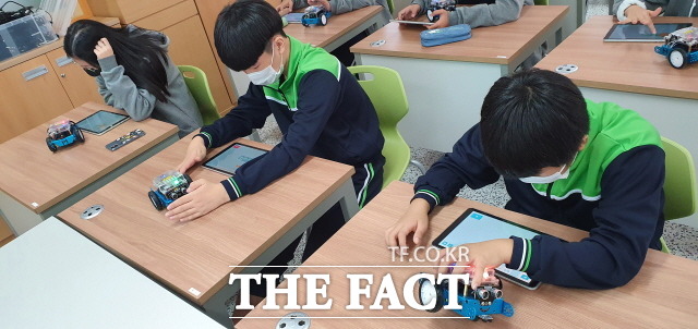 광주시교육청이 기존 고정식 정보교육 환경 개선을 위해 유연하고 창의적인 정보교육 공간인 ‘미래형 SW교실’ 구축을 추진한다. 사진은 장덕중학교 미래형 SW교실에서 학생들이 수업하고 있는 모습./광주시교육청 제공