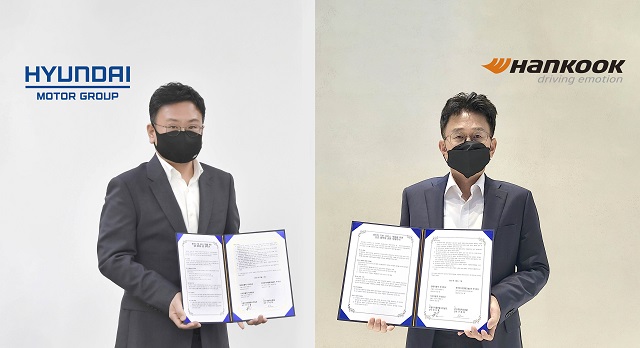 권오륭 현대차ᆞ기아 모빌리티플랫폼사업실장 상무(왼쪽)와 구본희 한국타이어 연구개발혁신총괄 전무가 비대면 업무협약을 체결하고 기념사진을 촬영하고 있는 모습. /현대차 제공