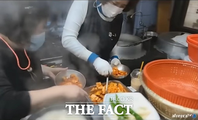 부산의 한 돼지국밥집에서 손님이 먹다 남은 깍두기를 재사용하는 장면. /BJ 파이 영상 캡처