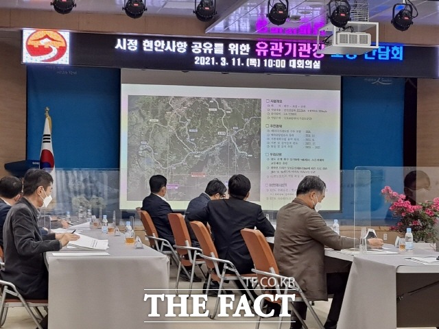 순천시가 11일 경전선 전철화 노선 관련 문제를 비롯한 현안사업에 대해 설명하고 대책을 논의하기 위한 관내 유관기관장 초청 간담회를 갖고 있다. /유홍철기자