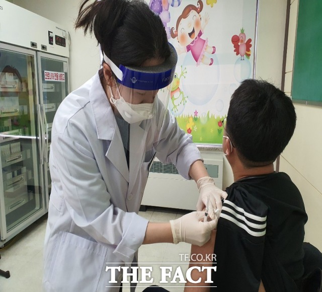 김천시는 코로나19 퇴치를 위해 지난 2월26일부터 백신 접종을 실시해 3월9일 1117명의 예방 접종을 끝냈다. 김천시보건소 의료진이 백신을 접종하고 있다/김천=김서업 기자