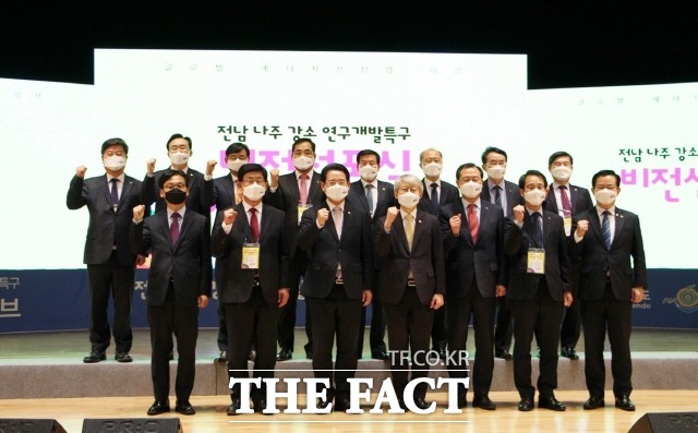 강인규 나주시장이 강소연구개발특구 비전 선포식에서 기념사를 마치고 행사에 참여한 김영록 전남도지사, 최기영 과학기술정보통신부 장관 등과 기념촬영하고 있다./나주시 제공