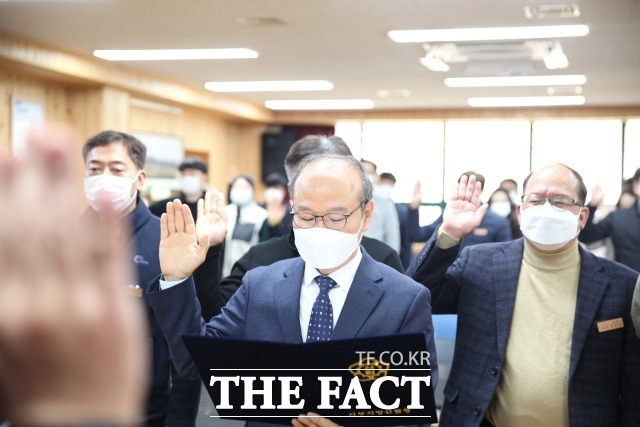 서부지방산림청은 11일 전 직원이 참여한 가운데 갑질 근절 선포식 및 청탁금지법 교육을 개최했다고 밝혔다. 조준규 서부지방산림청장이 선서하고 있다./서부지방산림청 제공