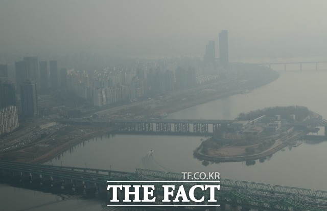 12일 중서부지역은 전일 미세먼지가 잔류하고 대기 정체로 국내 발생 미세먼지가 축적돼 농도가 높을 것으로 예상된다. /더팩트 DB