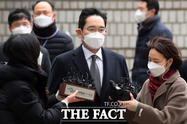 삼성물산과 제일모직 합병을 둘러싼 의혹으로 재판에 넘겨진 이재용(가운데) 삼성전자 부회장 등의 재판이 재개됐다. /남용희 기자