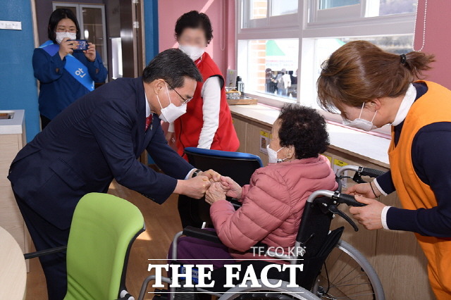 여수시 소라면에 주야간으로 치매어르신을 돌보는 지혜마루가 11일 개원식을 갖고 본격적인 운영을 시작헸다. /여수시 제공