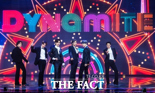 방탄소년단이 국제음반산업협회(IFPI)가 선정한 2020 글로벌 차트 중 3개를 휩쓸었다. 특히 앨범 차트에서는 1,2위를 차지했고 프랜시스 모어 IFPI 회장은 전례 없는 일이라고 평했다. 사진은 지난해 12월 더팩트 뮤직 어워즈 참석 모습. /이동률 기자