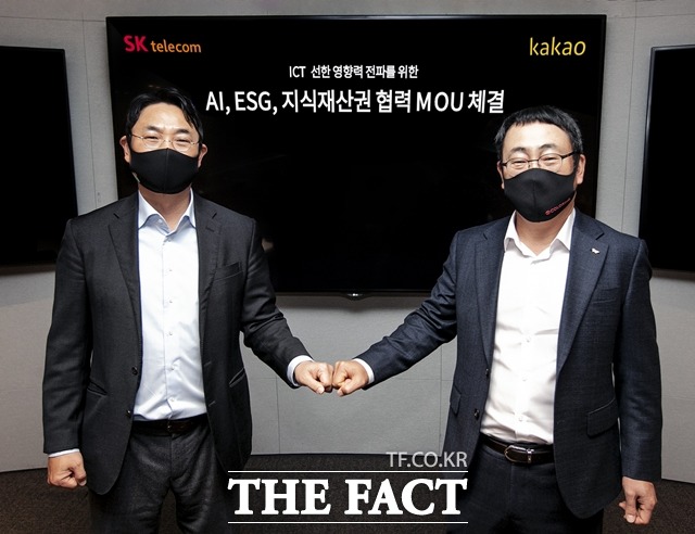 SK텔레콤과 카카오가 인공지능 기술 개발을 위해 협력한다. 사진은 여민수 카카오 공동대표(왼쪽)와 유영상 SK텔레콤 MNO사업대표의 모습. /SK텔레콤 제공