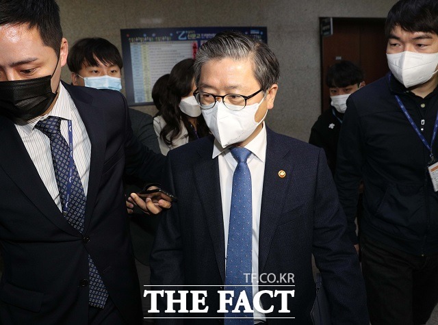 변창흠 국토교통부 장관이 12일 문재인 대통령에게 사의를 표명했다. 지난 5일 변 장관이 서울 여의도 국회에서 이낙연 더불어민주당 대표와 면담을 마친 후 대표실에서 나오는 모습. /국회사진취재단