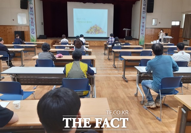 정읍시는 귀농 · 귀촌인의 농촌 생활 적응을 돕고 기초 영농기술교육을 통해 성공적인 농촌 및 영농 정착을 독려하고 있다./정읍시 제공