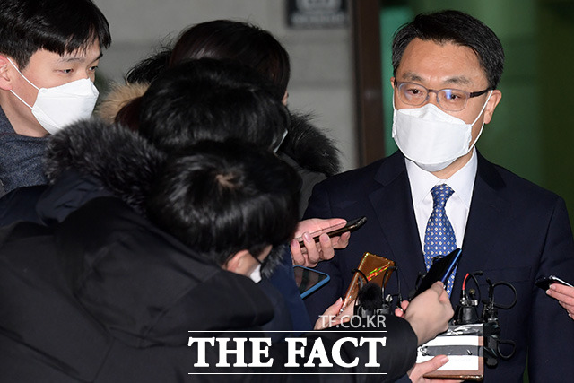 김진욱 고위공직자범죄수사처 처장이 지난 8일 오후 서울 서초구 대검찰청에서 윤석열 검찰총장과 면담을 마친 뒤 취재진의 질문에 답하고 있다./남용희 기자