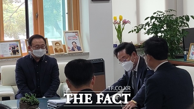 원 지사의 입장문 발표 후 도내 지역단체와 제주도의회의 반발이 빗발치고 있다.