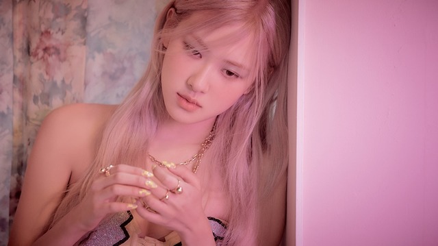 블랙핑크 로제가 데뷔 5년 만에 솔로 데뷔한다. 솔로 싱글 앨범 R에 타이틀곡 On The Ground와 Gone 2곡을 수록했고 2곡 모두 작사에 참여해 자신의 이야기를 녹였다. /YG 제공