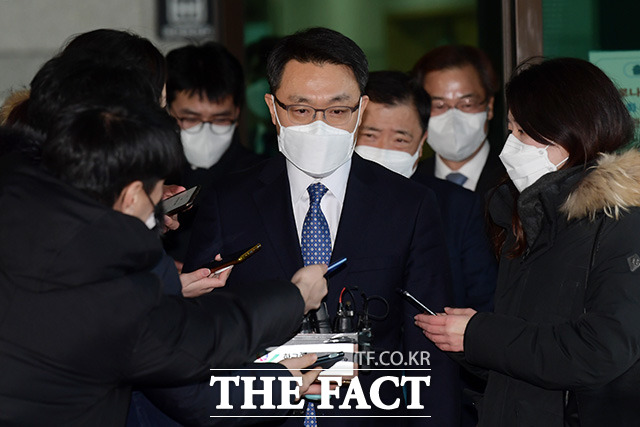 김진욱 고위공직자범죄수사처 처장이 지ㅏㄴㄴ 8일 오후 서울 서초구 대검찰청에서 윤석열 검찰총장과 면담을 마친 뒤 취재진의 질문에 답하고 있다.