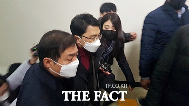 공직선거법위반과 정치자금법 위반혐의를 받고 있는 무소속 김병욱 의원이 11일 대구지방법원 포항지원에 들어서고 있다/더팩트DB
