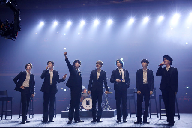 방탄소년단이 13일(이하 한국시간) 온라인으로 열린 자선공연 뮤직 온 어 미션에서 무대를 하고 있다. /빅히트엔터테인먼트 제공