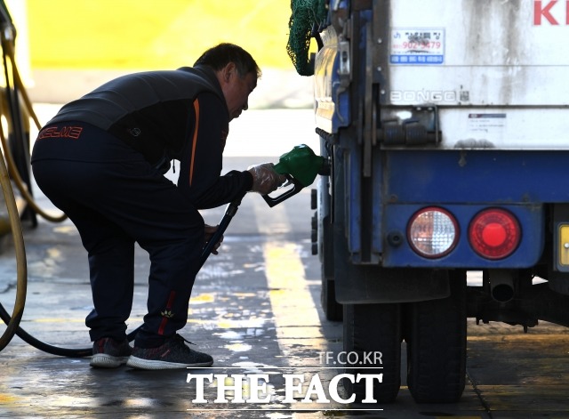 13일 오피넷에 따르면 3월 둘째 주 전국 주유소 휘발유 가격은 전주 대비 15.6원 오른 ℓ당 1498.6원을 기록해 16주 연속 상승세를 보였다. /더팩트 DB