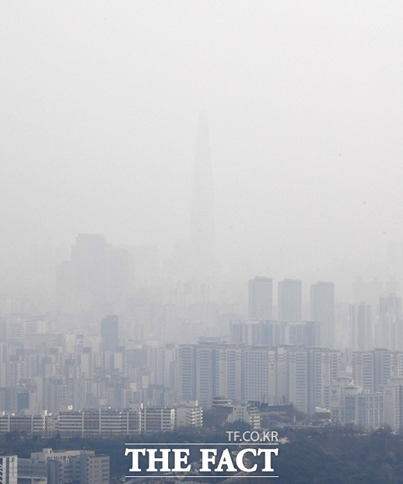 서울 종로구 북악산 일대에서 바라본 롯데월드타워가 미세먼지로 인해 뿌연 모습. /임세준 기자